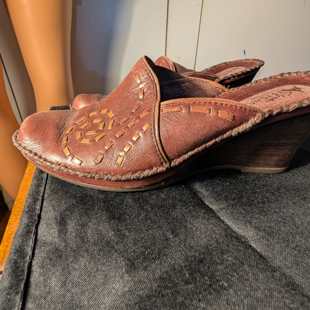Clarks Artisan brown leather stitched slip-on wedge mule clogs. Size 8.5